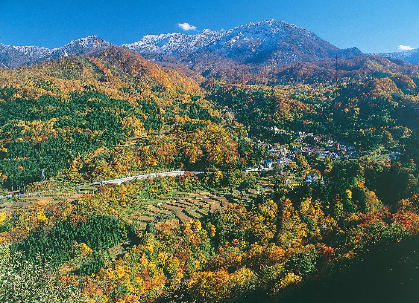 栄村_紅葉の秋山郷（冠雪の苗場山と小赤沢集落）